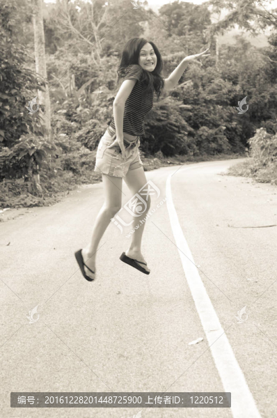 亞洲泰國美女跳上馬路