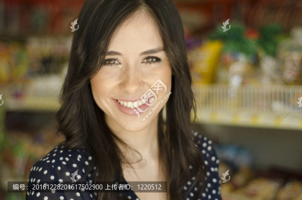 超市里可愛(ài)的年輕女人