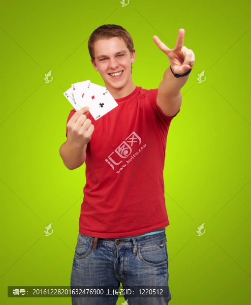 年輕人在綠色背景上打撲克的勝利手勢(shì)