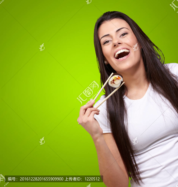 在綠色背景下抱著壽司的年輕女子肖像