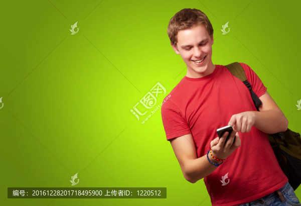 在綠色背景下觸摸移動屏幕的年輕人肖像