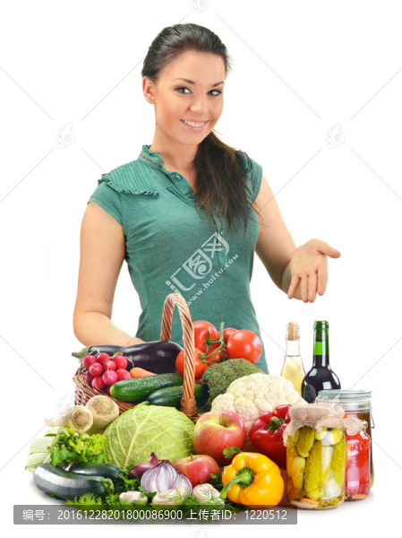 年輕婦女與各種食品分離白色