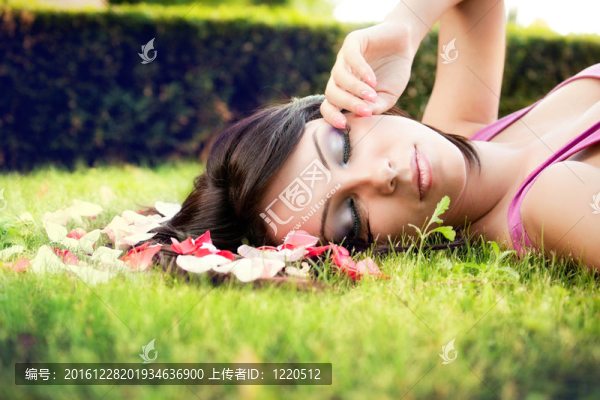 美麗女性女性與花瓣
