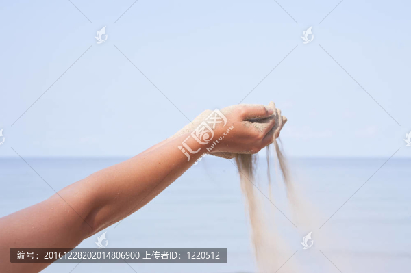 手在沙灘上的背景