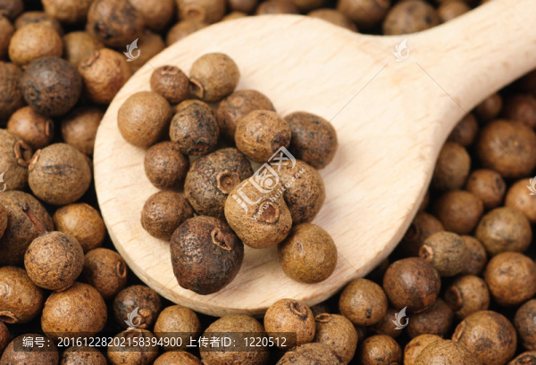 全果背景紋理（牙買加辣椒）用木勺子作為美食世界各地的香料。也用于醫(yī)藥。