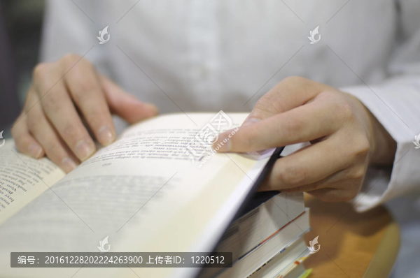 在圖書館看書的婦女