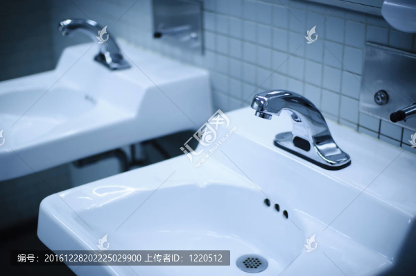 藍(lán)色的色彩的洗手間