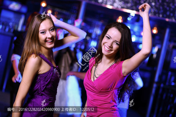 年輕女子在夜總會迪斯科玩