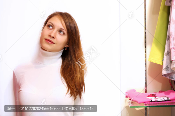 年輕女人在商店里買衣服