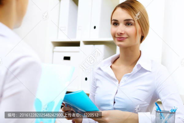 辦公室里的一個女商人的肖像