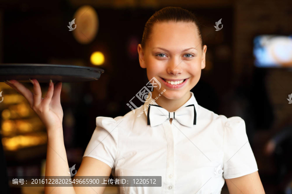 年輕女服務(wù)員拿著托盤的肖像