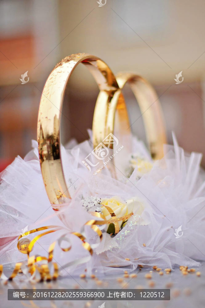 汽車上的結(jié)婚戒指