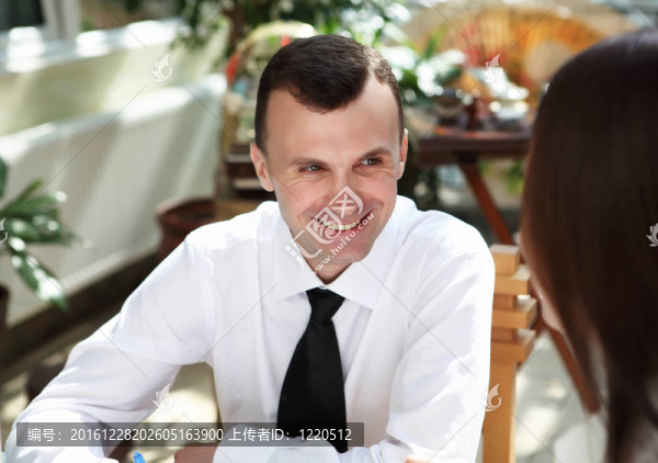 花園里的年輕商人