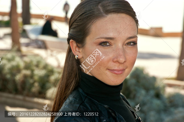 走在路上的漂亮女孩