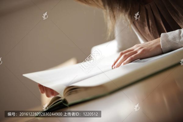 年輕女人與書