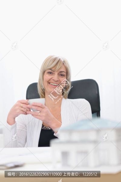 快樂的建筑師女人喝咖啡休息