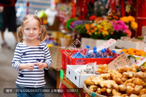 市場上的小女孩