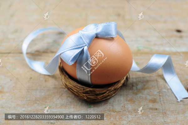鳥巢中帶藍(lán)色絲帶的天然復(fù)活節(jié)彩蛋