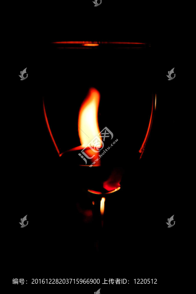 紅酒杯與火焰