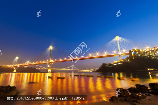 晚上在香港現(xiàn)代立交橋