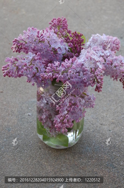 玻璃瓶丁香花束