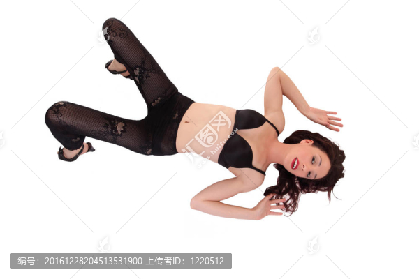 瘦弱的年輕白人女子斜倚黑色內(nèi)衣