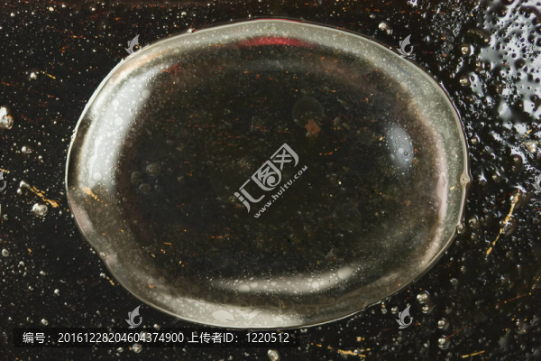 黑色背景上的滴水
