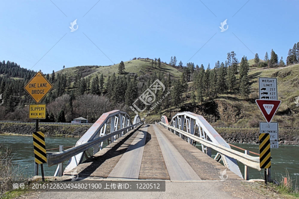 河上獨(dú)車道橋