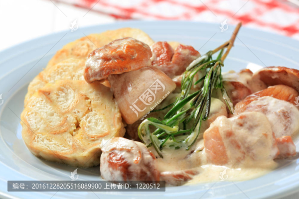 牛肝菌蘑菇奶油汁和餃子