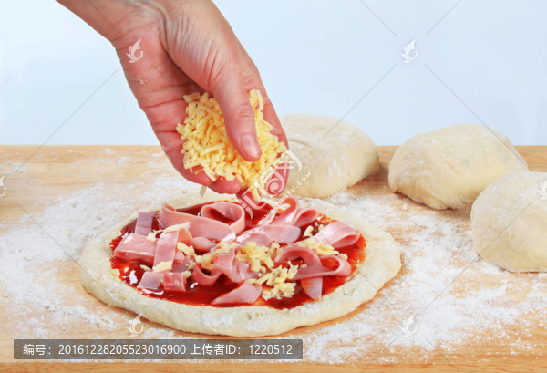 廚師準(zhǔn)備比薩