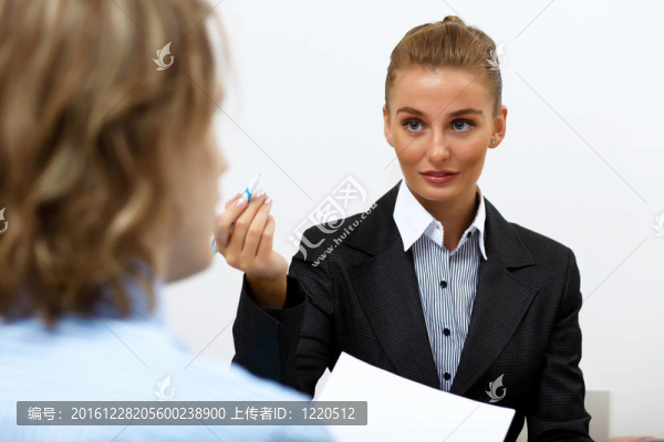 辦公室里的一個女商人的肖像