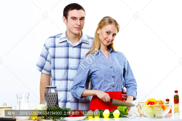 丈夫和妻子一起在家里做飯