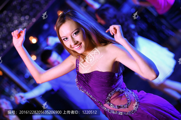 年輕女子在夜總會(huì)迪斯科玩