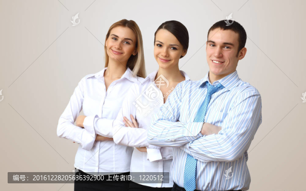 三成功的年輕商人一起