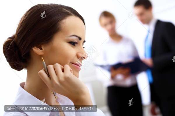 辦公室里的一個女商人的肖像