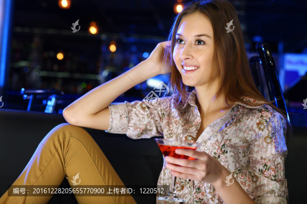 夜總會里有魅力的女人喝一杯