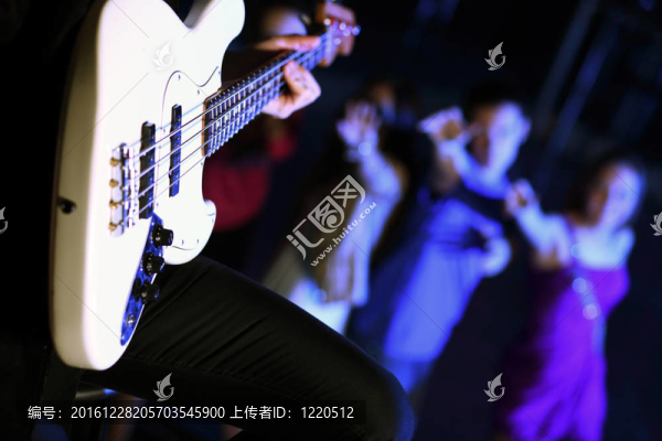 年輕吉他演奏者在夜總會表演