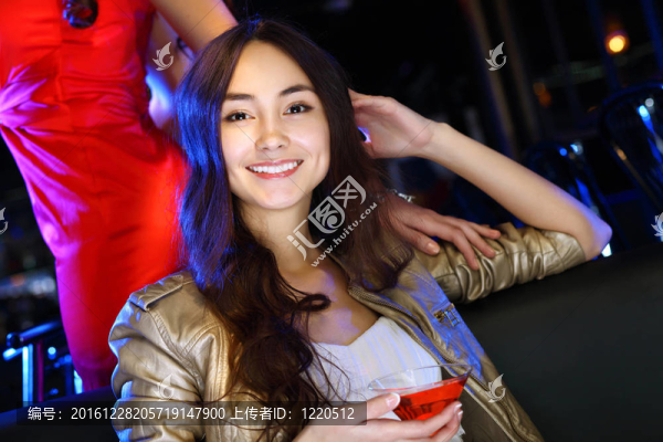 夜總會里有魅力的女人喝一杯