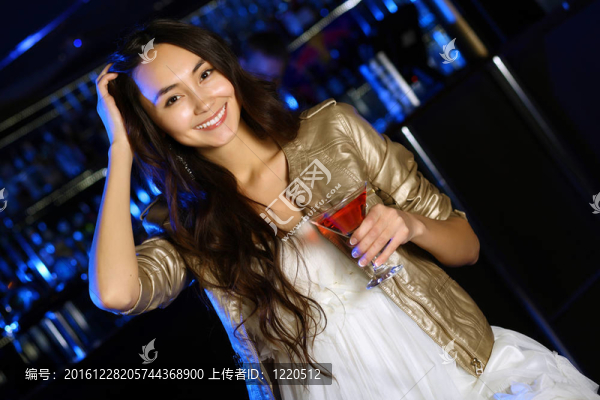 夜總會(huì)里有魅力的女人喝一杯