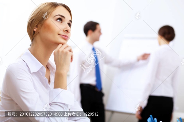 辦公室里的一個女商人的肖像