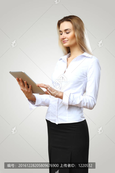 年輕漂亮的女人在上班時上班
