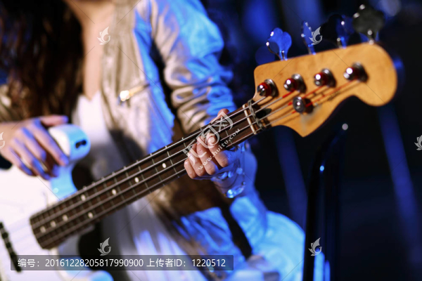 年輕吉他演奏者在夜總會表演