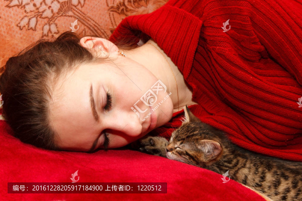 年輕女子與小貓睡覺(jué)