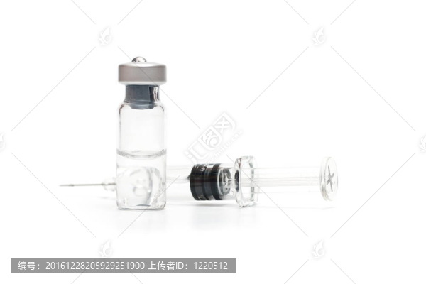在白色的注射器和小瓶