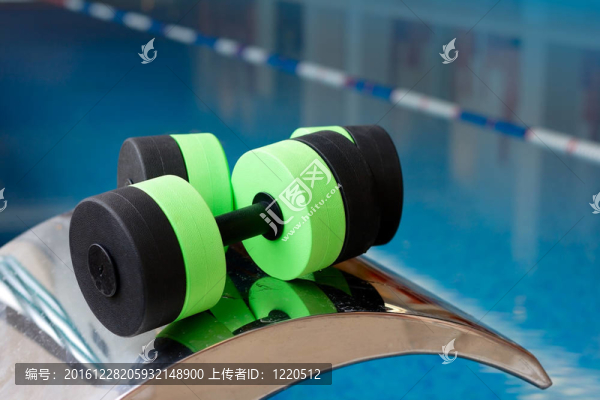 對水中有氧操啞鈴
