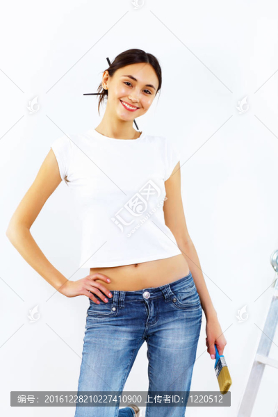 帶畫筆的年輕女子