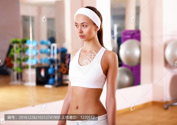 年輕女子在健身房做運(yùn)動(dòng)