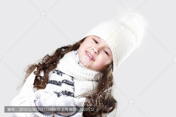 可愛(ài)的小女孩在冬天穿