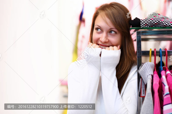 年輕女人在商店里買衣服