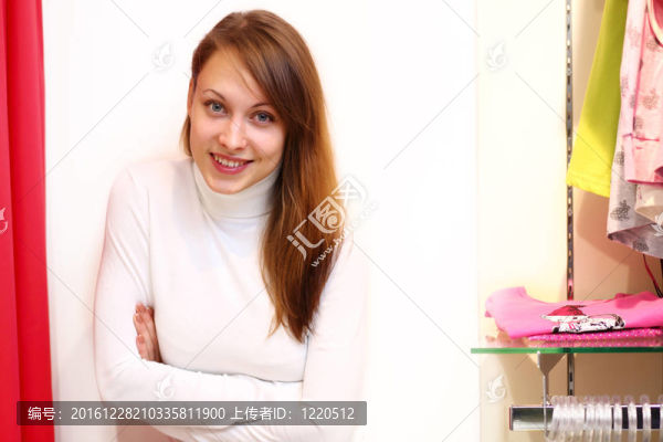 年輕女人在商店里買衣服
